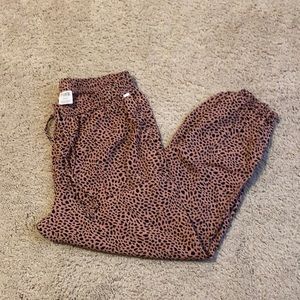 Victoria’s Secret PINK cropped lounge pants*leopard print* size Medium